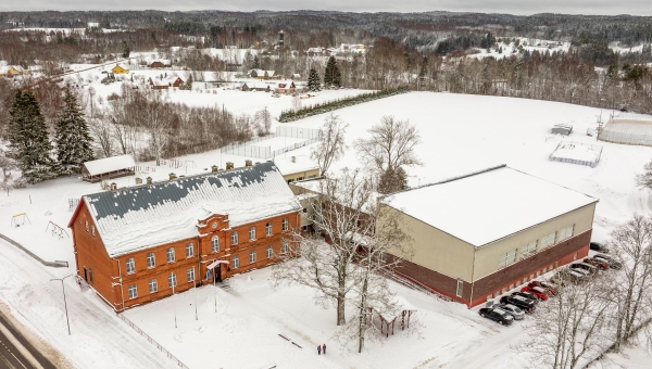 Rõuge põhikool on alates 12. jaanuarist oodanud kooliperega liituma uut direktorit. Välja kuulutatud konkursile laekunud tosinast avaldusest vastasid pooled kvalifikatsiooninõuetele. Foto: AIGAR NAGEL